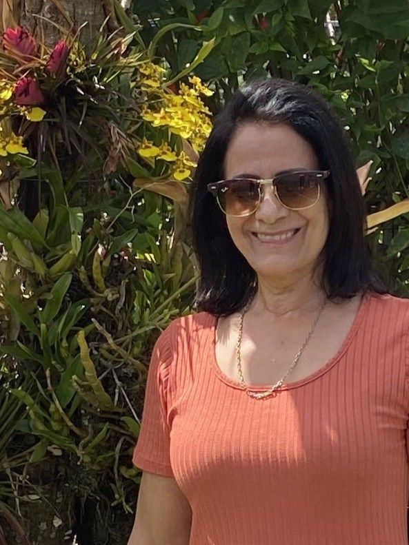 Foto de Carla, Diretora Escolar